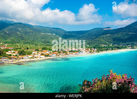 Paysage avec Skala Potamia et étonnante Golden Beach sur Thassos, Mer Égée, Grèce Banque D'Images