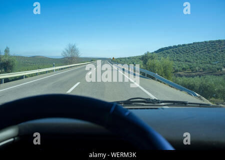 Conduite le long des champs d'oliviers au sud de l'Espagne. Itinéraires en voiture concept relaxant Banque D'Images