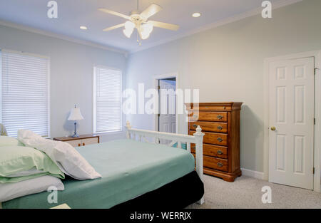 Chambre simple avec lit double et une commode Banque D'Images