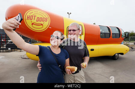 Oqasmieh, Iowa, États-Unis. Août 30, 2019. Tia se dérober et son mari Jim apprécié une hot-dog et a pris un en face de l'selfies Oscar Mayer Weinermobile Hy-Vee au sur la 5e Rue, dans l'Illinois Chikar dans Vendredi, 30 août 2019. Crédit : Kevin E. Schmidt/Quad-City Times/ZUMA/Alamy Fil Live News Banque D'Images