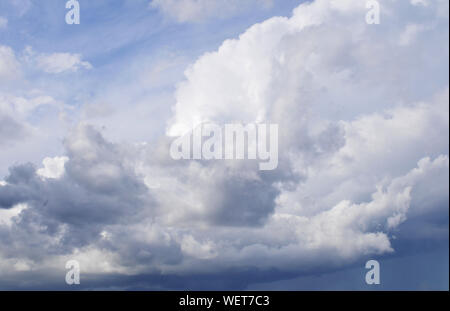 Grosse Clounds dans le ciel bleu Banque D'Images