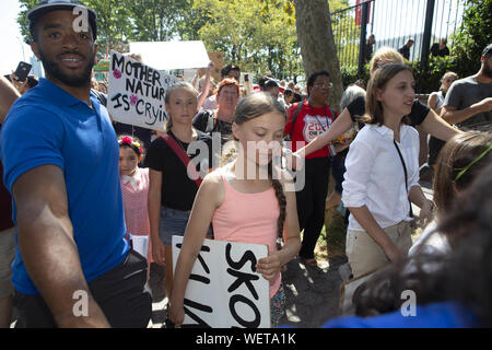 New York, New York, USA. Août 30, 2019. GRETA THUNBERG, 16, centre, une militante pour la justice climatique suédois participe à une ville près de mars grève climatique des Nations Unies à New York, New York. THUNBERG, a pris deux semaines de voyage sur la Malizia II, 60 pieds et panneau solaire sans émissions de gaz à effet de serre couverts bateau de course à travers l'Océan Atlantique du sud-ouest de l'Angleterre pour rejoindre la ville de large mars ainsi que de participer à l'Organisation des Nations Unies sur les réunion au sommet du 20 au 23 septembre 2019. Thunberg sera également naviguer à COP25 sommet climatique à Santiago, au Chili, en décembre. (Crédit Image : © Brian Branch : Banque D'Images