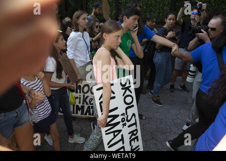 New York, New York, USA. Août 30, 2019. GRETA THUNBERG, 16, centre, une militante pour la justice climatique suédois participe à une ville près de mars grève climatique des Nations Unies à New York, New York. THUNBERG, a pris deux semaines de voyage sur la Malizia II, 60 pieds et panneau solaire sans émissions de gaz à effet de serre couverts bateau de course à travers l'Océan Atlantique du sud-ouest de l'Angleterre pour rejoindre la ville de large mars ainsi que de participer à l'Organisation des Nations Unies sur les réunion au sommet du 20 au 23 septembre 2019. Thunberg sera également naviguer à COP25 sommet climatique à Santiago, au Chili, en décembre. (Crédit Image : © Brian Branch : Banque D'Images