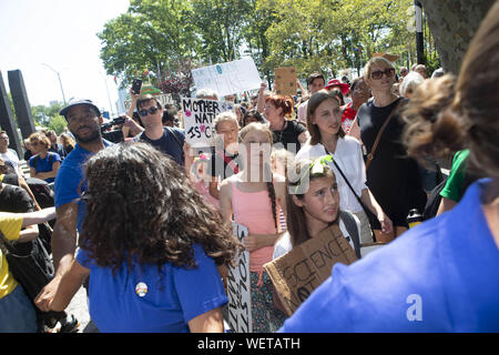 New York, New York, USA. Août 30, 2019. GRETA THUNBERG, 16, centre, une militante pour la justice climatique suédois participe à une ville près de mars grève climatique des Nations Unies à New York, New York. THUNBERG, a pris deux semaines de voyage sur la Malizia II, 60 pieds et panneau solaire sans émissions de gaz à effet de serre couverts bateau de course à travers l'Océan Atlantique du sud-ouest de l'Angleterre pour rejoindre la ville de large mars ainsi que de participer à l'Organisation des Nations Unies sur les réunion au sommet du 20 au 23 septembre 2019. Thunberg sera également naviguer à COP25 sommet climatique à Santiago, au Chili, en décembre. (Crédit Image : © Brian Branch : Banque D'Images