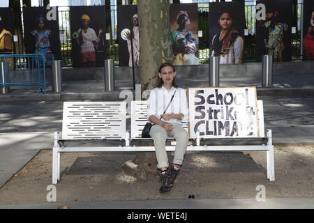 New York, New York, USA. Août 30, 2019. VILLESENOR d'ALEXANDRIE, 14, de New York se trouve sur un banc en face de l'Organisation des Nations Unies, avec un ''School'' poster climatique Grève à New York, New York. Un VILLESENOR 8e année a mené 38 grèves vendredi tout droit depuis le 14 décembre 2018. Villensenor s'est jointe à plus de deux cents grévistes et militants climatiques y compris 16 ans, militante pour la justice climatique suédoise Greta Thunberg dans une ville grande grève et manifestation. Crédit : Brian Branch :/ZUMA/Alamy Fil Live News Banque D'Images