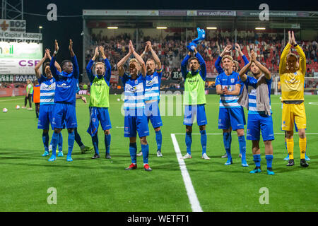 Emmen, Pays-Bas. Août 30, 2019. EMMEN, 30-08-2019, le stade Oude Meerdijk, saison 2019/2020, l'Eredivisie néerlandaise, PEC Zwolle célébrant la victoire 1-3 lors du match FC Emmen - PEC Zwolle : Crédit Photos Pro/Alamy Live News Banque D'Images