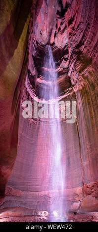 Panorama de Ruby Falls à Chattanooga, TN allumé. Banque D'Images