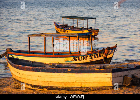 Le lac Malawi à Monkey Bay, bateaux de pêcheur sur la plage, soleil du soir, Sud-Est-Europe Banque D'Images