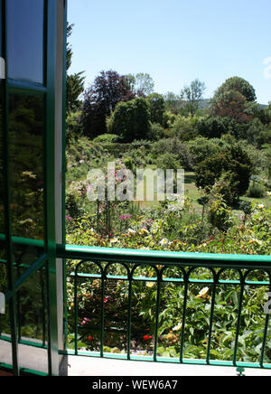 Vue sur le jardin de la maison de Claude Monet à Giverny, France Banque D'Images