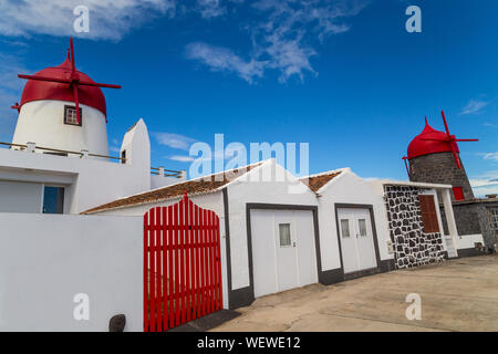 Moulins à vent traditionnels à Vila da Praia, île de Graciosa, Açores, Portugal Banque D'Images