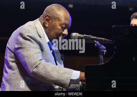 Chicago, Illinois, USA. Août 29, 2019. Freddie Cole, frère de feu Nat King Cole et Lionel Cole, le fils de Freddie effectuée à la Chicago Jazz Festival à une foule de milliers de personnes. Quatre-vingt-huit ans, Freddie était lente, mais toujours en mouvement a montré son encore de chops chanter et jouer du piano, son fils, Lionel affiche son esprit enthousiaste, sourire et talent musical qui s'exécute dans la famille. Sur la photo : Freddie Cole Credit : Karen I. Hirsch/ZUMA/Alamy Fil Live News Banque D'Images