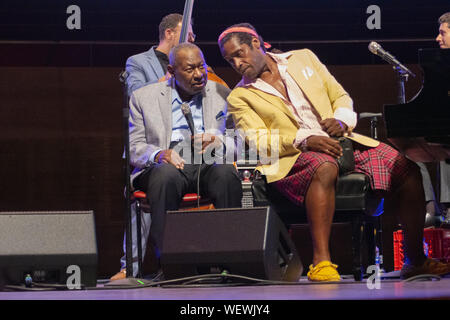 Chicago, Illinois, USA. Août 29, 2019. Freddie Cole, frère de feu Nat King Cole et Lionel Cole, le fils de Freddie effectuée à la Chicago Jazz Festival à une foule de milliers de personnes. Quatre-vingt-huit ans, Freddie était lente, mais toujours en mouvement a montré son encore de chops chanter et jouer du piano, son fils, Lionel affiche son esprit enthousiaste, sourire et talent musical qui s'exécute dans la famille. Credit : Karen I. Hirsch/ZUMA/Alamy Fil Live News Banque D'Images