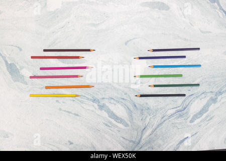 Crayons de couleur sur la table de travail d'art Banque D'Images