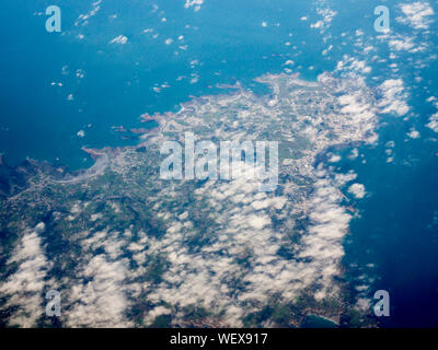 Vue aérienne de la grande île de Guernesey dans les îles Anglo-Normandes, extraite du airplane Banque D'Images
