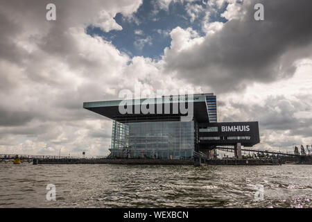 Amsterdam, Pays-Bas - 1 juillet 2019 : cubes moderne bâtiment abritant le théâtre et l'école de musique avec le Jazz Bimhuis sur plate-forme dans l'eau noir IJ Banque D'Images