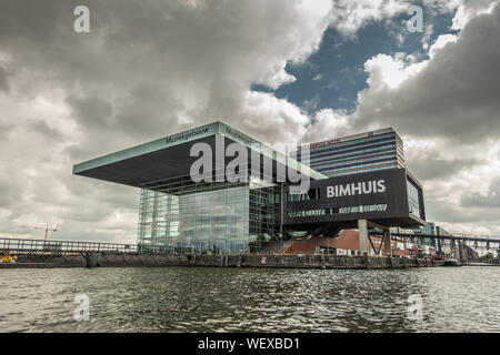 Amsterdam, Pays-Bas - 1 juillet 2019 : cubes moderne bâtiment abritant le théâtre et l'école de musique avec le Jazz Bimhuis sur plate-forme dans l'eau noir IJ Banque D'Images