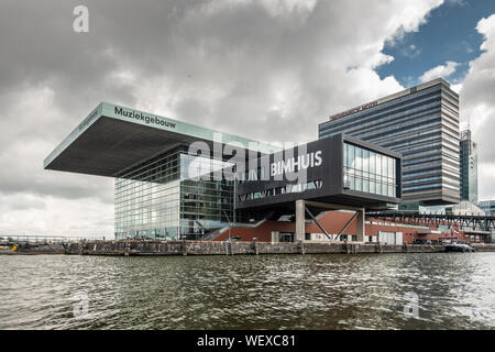 Amsterdam, Pays-Bas - 1 juillet 2019 : cubes moderne bâtiment abritant le théâtre et l'école de musique avec le Jazz Bimhuis sur plate-forme dans l'eau noir IJ Banque D'Images