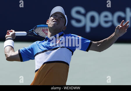 Flushing Meadow, aux États-Unis. Août 30, 2019. Kei Nishikori du Japon sert dans ses 4 jeux défaite à Alex de Minaur de l'Australie dans le 3ème tour de l'Arthur Ashe Stadium à l'US Open 2019 Tennis Championships à l'USTA Billie Jean King National Tennis Center le Vendredi, Août 30, 2019 à New York. Photo de John Angelillo/UPI UPI : Crédit/Alamy Live News Banque D'Images