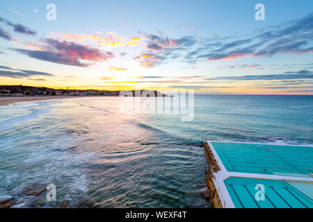 Bondi Beach à Sydney au lever du soleil en regardant vers le nord Banque D'Images