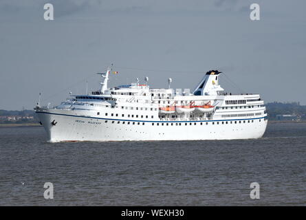 Ocean Majesty est un bateau de croisière classique qui a commencé sa carrière en mer en 1965. Elle est photographiée en croisière sur la Tamise, sur son chemin vers Londres. Banque D'Images