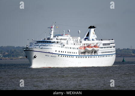 Ocean Majesty est un bateau de croisière classique qui a commencé sa carrière en mer en 1965. Elle est photographiée en croisière sur la Tamise, sur son chemin vers Londres. Banque D'Images