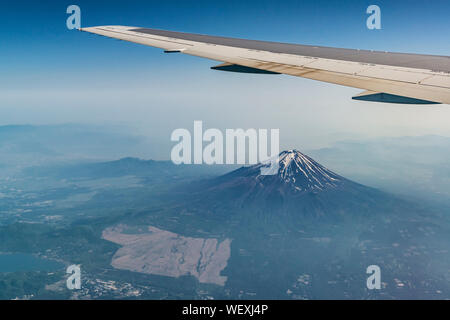 La montagne Fuji et d'avion. Photo de l'avion Banque D'Images