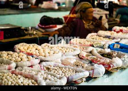 Une grande variété de kurut est offerte sur le marché d'Osh. Une nourriture durable pour la route de Pamir. Les boules salées dures sont à base de yaourt séché ou de mélanges de lait aigre. Kashk dans le marché de la ville d'Osh, Kirghizistan Banque D'Images