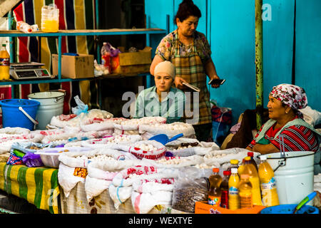 Kashk dans le marché de la ville de Osh, Kirghizistan Banque D'Images