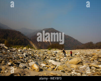 Randonnée sur la rivière Ladhya, rendu célèbre par Jim Corbett dans le livre Maneaters, du Kumaon Hills Kumaon, Uttarakhand, Inde Banque D'Images