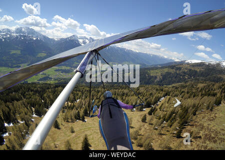 Parapente voler au-dessus des collines et vallées en Autriche. Photo aérienne de sport Banque D'Images