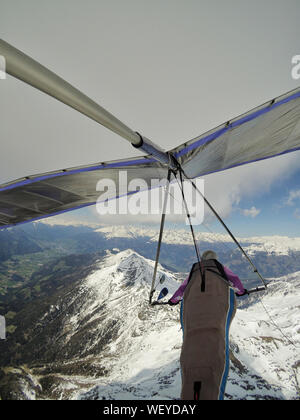 Braves pilotes de deltaplane race sur la haute altitude sur la crête de la montagne couverte de neige. Le sport dans l'extrême en Autriche Banque D'Images