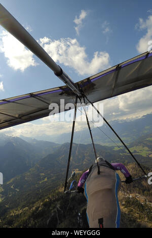 Pilote parapente voler plus de montagne dans la région de Greifenburg, Autriche. Sports aériens extrêmes. Banque D'Images