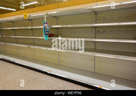 Orlando, FL/USA-8/30/19 : épicerie vide de l'eau en bouteille avant un ouragan ou une tempête de neige. avant un ouragan ou une tempête de neige. Banque D'Images