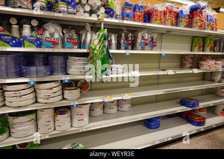 Orlando, FL/USA-8/30/19 : épicerie vide d'assiettes en papier et tasses avant qu'un ouragan ou une tempête de neige. Banque D'Images