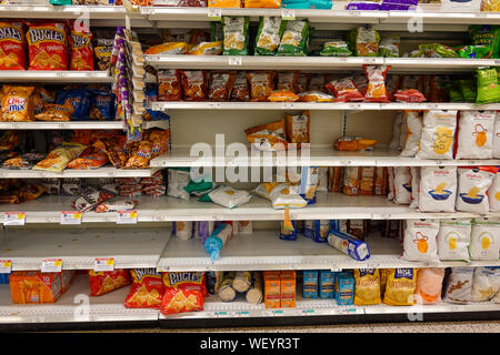 Orlando, FL/USA-8/30/19 : épicerie de collations avant un ouragan ou une tempête de neige. Banque D'Images