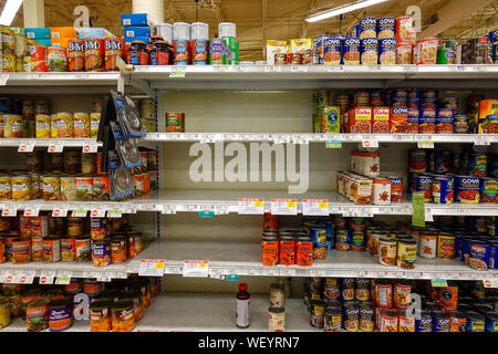 Orlando, FL/USA-8/30/19 : vide les tablettes des magasins d'aliments en conserve avant qu'un ouragan ou une tempête de neige. Banque D'Images