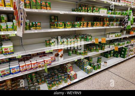 Orlando, FL/USA-8/30/19 : vide les tablettes des magasins d'aliments en conserve avant qu'un ouragan ou une tempête de neige.. Banque D'Images