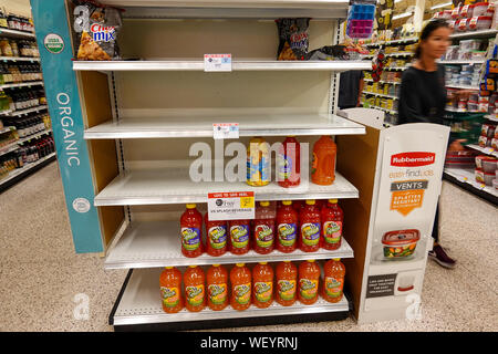 Orlando, FL/USA-8/30/19 : épicerie de collations avant un ouragan ou une tempête de neige.. Banque D'Images