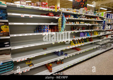 Orlando, FL/USA-8/30/19 : vide les tablettes des magasins d'aliments en conserve avant qu'un ouragan ou une tempête de neige.. Banque D'Images