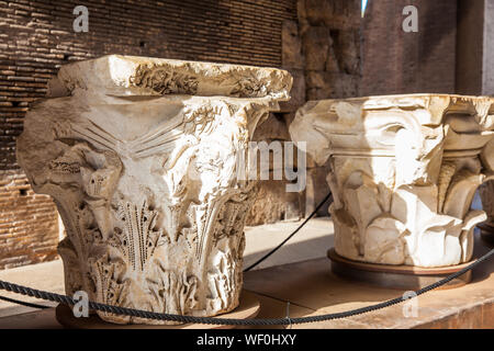 ROME, ITALIE - Avril 2018 : Reste de la capitales des anciennes colonnes au Colisée à Rome Banque D'Images