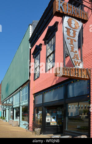 Entrée du bâtiment rustique, vintage Kermit's Cuisine hors-la-loi sur la rue Main dans la ville natale d'Elvis, Tupelo, MS, ETATS UNIS Banque D'Images