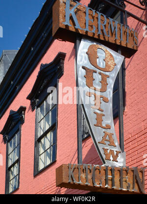 Entrée du bâtiment rustique, vintage Kermit's Cuisine hors-la-loi sur la rue Main dans la ville natale d'Elvis, Tupelo, MS, ETATS UNIS Banque D'Images