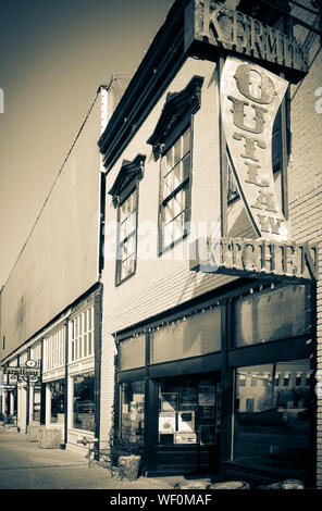 Entrée du bâtiment rustique, vintage Kermit's Cuisine hors-la-loi sur la rue Main dans la ville natale d'Elvis, Tupelo, MS, États-Unis d'Amérique, en sépia Banque D'Images