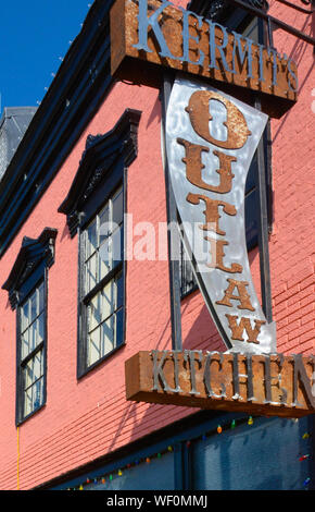 Entrée du bâtiment rustique, vintage Kermit's Cuisine hors-la-loi sur la rue Main dans la ville natale d'Elvis, Tupelo, MS, ETATS UNIS Banque D'Images