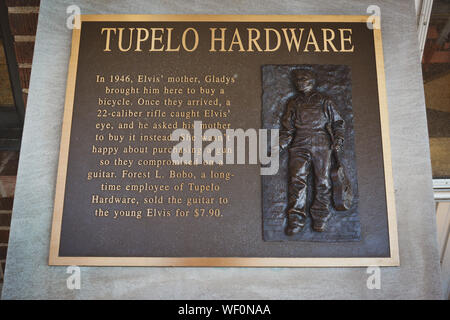 Un bas-relief bronze figure de jeune Elvis Presley Tupelo avec plaque de matériel au magasin où Elvis a obtenu sa première guitare, Tupelo, MS Banque D'Images