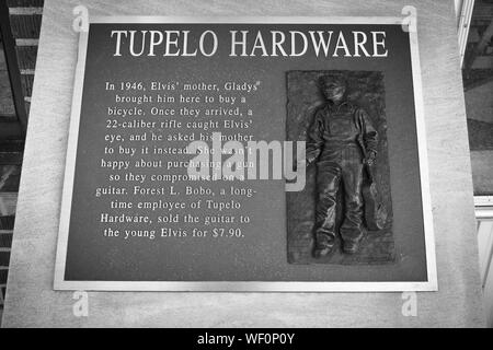 Un bas-relief bronze figure de jeune Elvis Presley Tupelo avec plaque de matériel au magasin où Elvis a obtenu sa première guitare, Tupelo, MS Banque D'Images