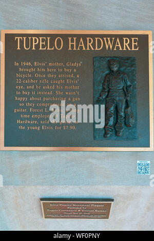 Un bas-relief bronze figure de jeune Elvis Presley Tupelo avec plaque de matériel au magasin où Elvis a obtenu sa première guitare, Tupelo, MS, ETATS UNIS Banque D'Images