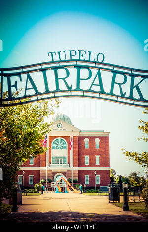 Vue du toit de métal signe pour Tupelo parc juste en face de l'hôtel de ville de Tupelo, Elvis Presley son concert de retrouvailles 1956 préformé Banque D'Images