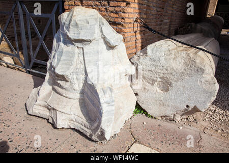 ROME, ITALIE - Avril 2018 : Reste de la capitales des anciennes colonnes au Colisée à Rome Banque D'Images