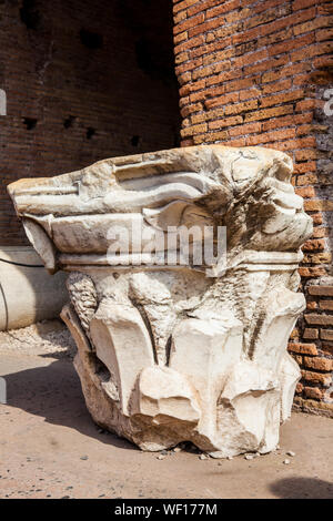 ROME, ITALIE - Avril 2018 : Reste de la capitales des anciennes colonnes au Colisée à Rome Banque D'Images